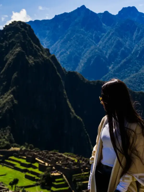 Short Inca Trail Tour to Machu Picchu with panoramic views of the ancient citadel and Andes mountains